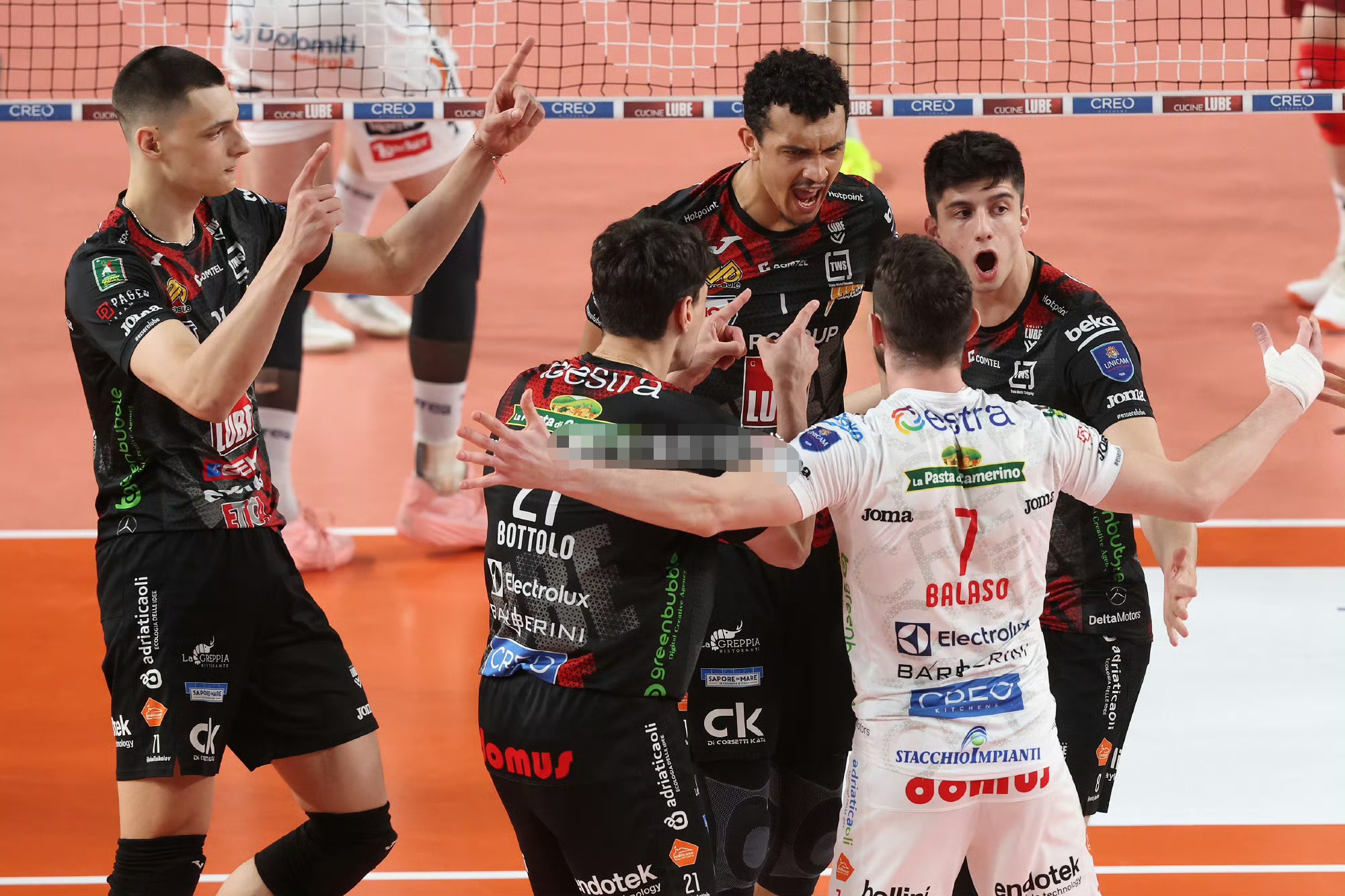 九游网页版-赛后巴塞罗那备战欧超杯，再遭质疑细节曝光，目标明确，团队化学反应显著的简单介绍